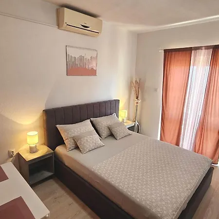 8 * Makarska